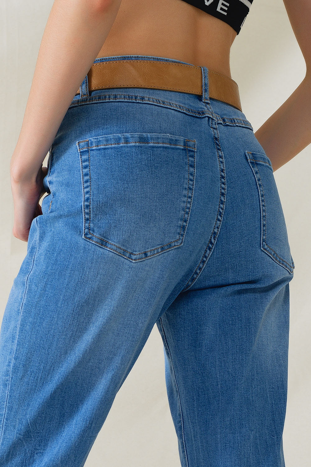 Vaqueros de cintura alta en denim elástico de lavado medio Q2