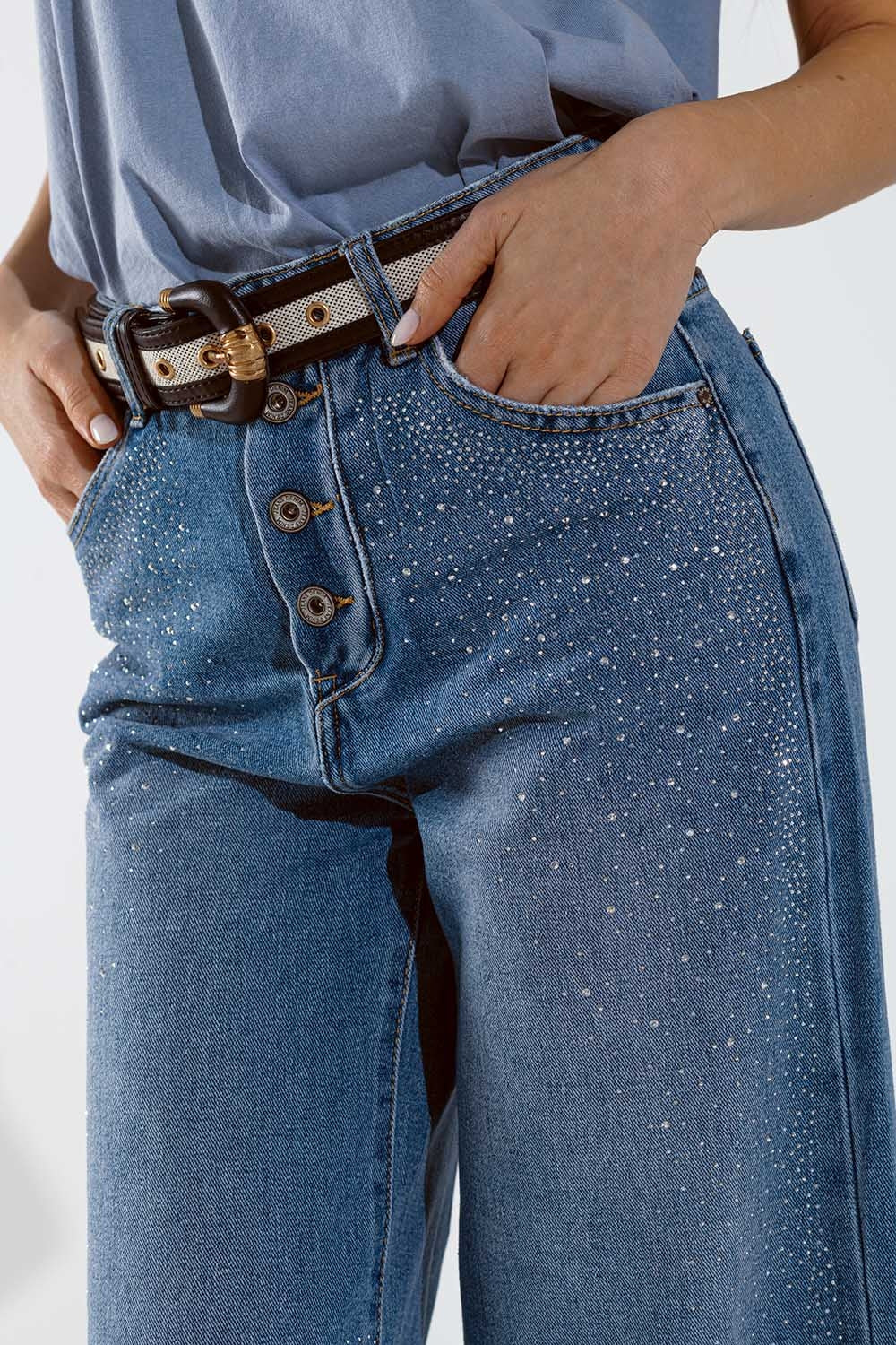 Vaqueros de pierna ancha con botones a la vista y detalles de strass en lavado medio Q2