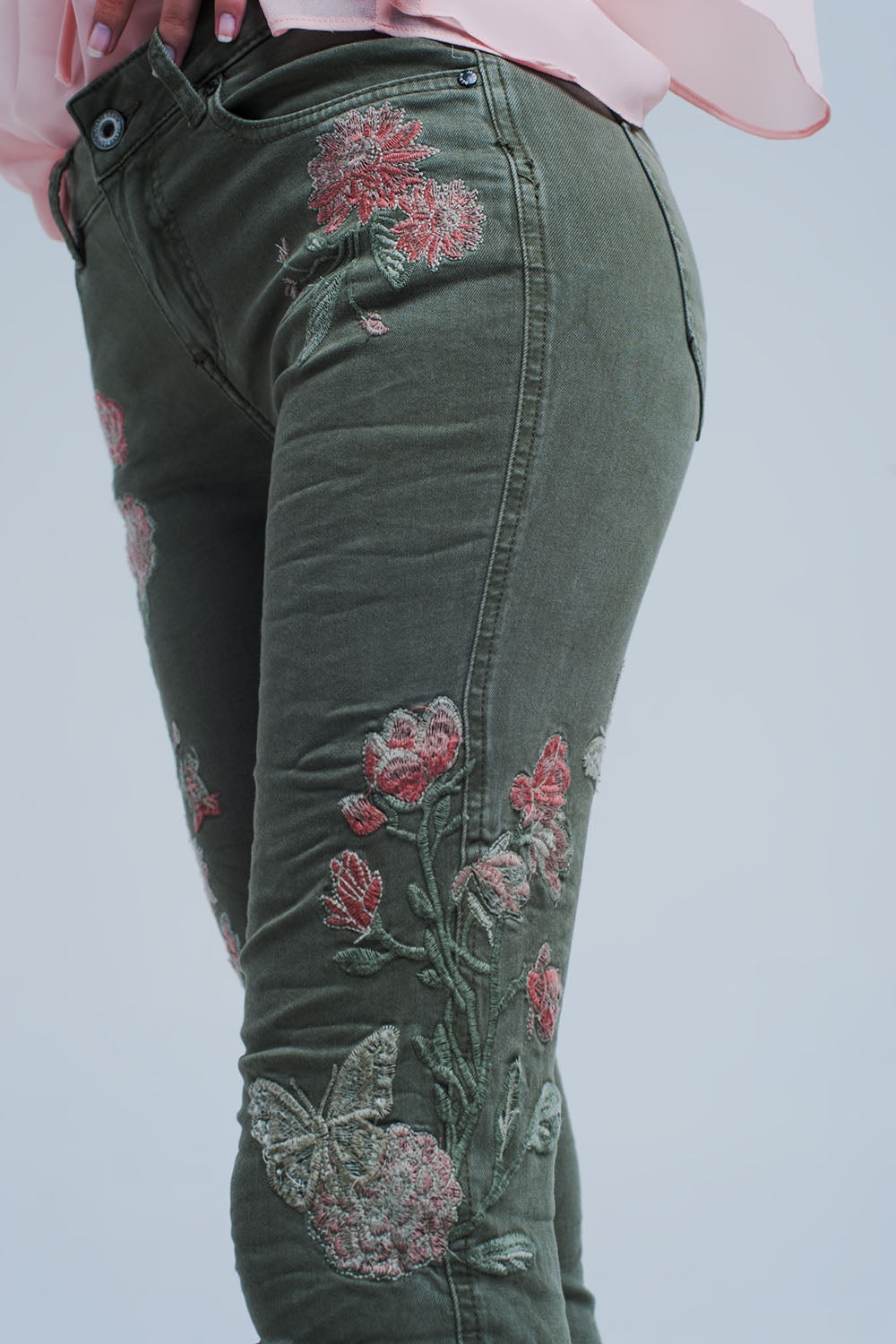 Vaqueros khaki con bordado floral Q2