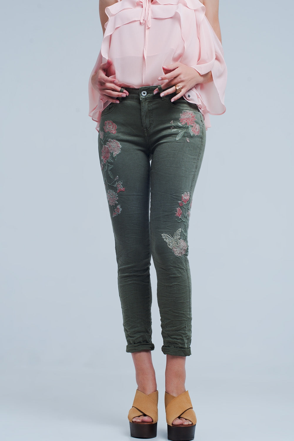 Vaqueros khaki con bordado floral Q2
