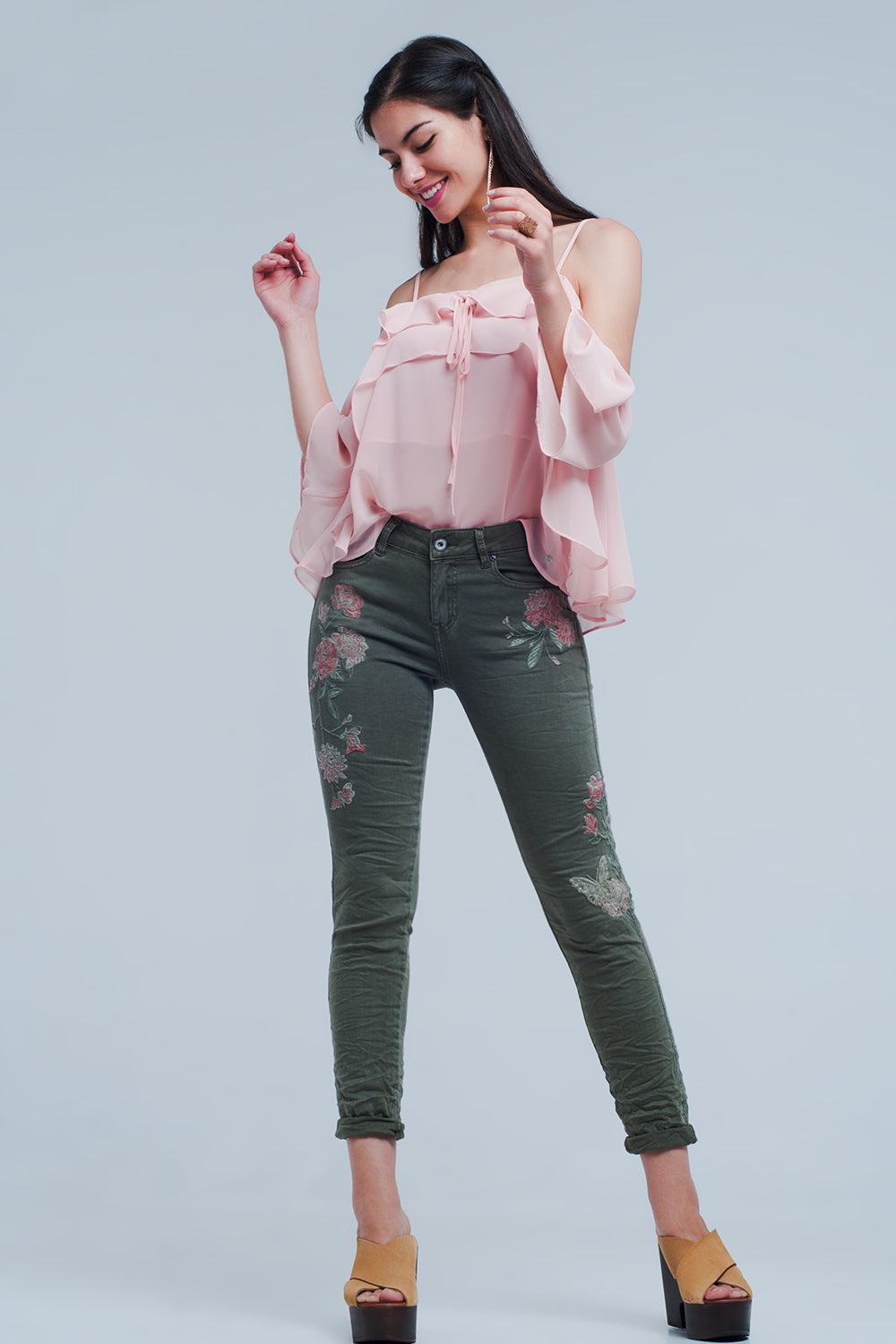 Vaqueros khaki con bordado floral Q2