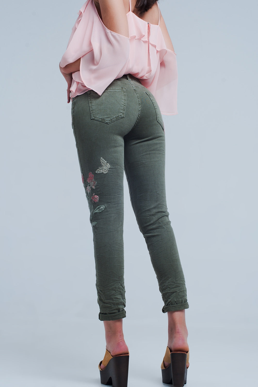 Vaqueros khaki con bordado floral Q2