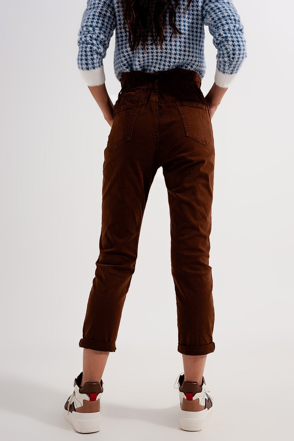 Vaqueros Mom con cintura elástica paperbag en marron Q2