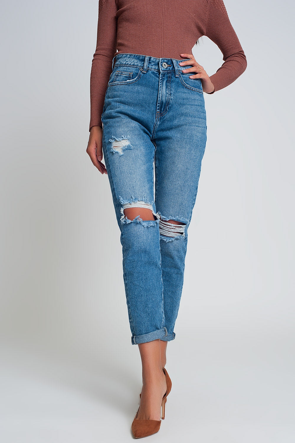 Vaqueros mom de talle alto con rodillas rotas en azul oscuro lavado Q2