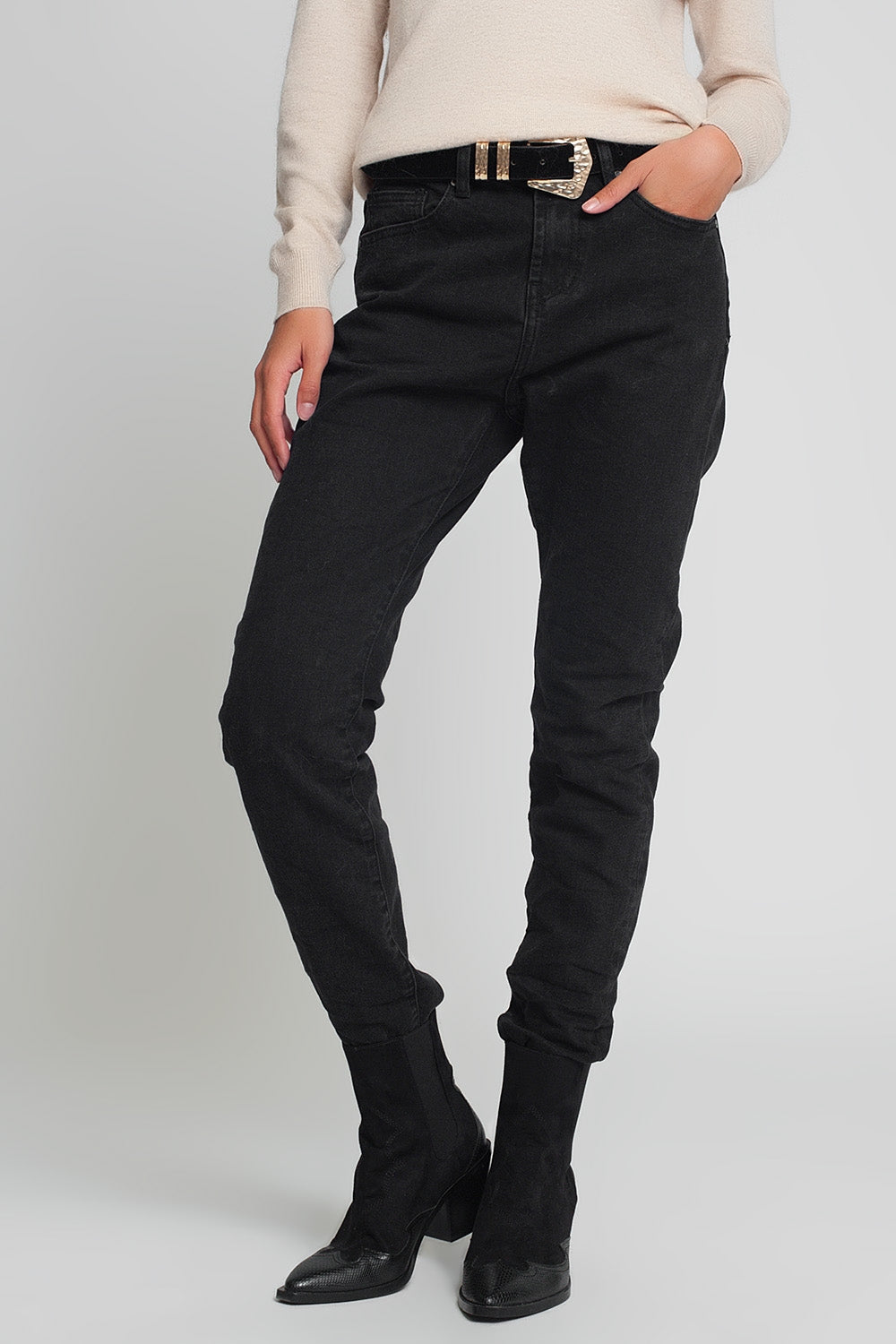 Vaqueros mom de talle alto en negro Q2
