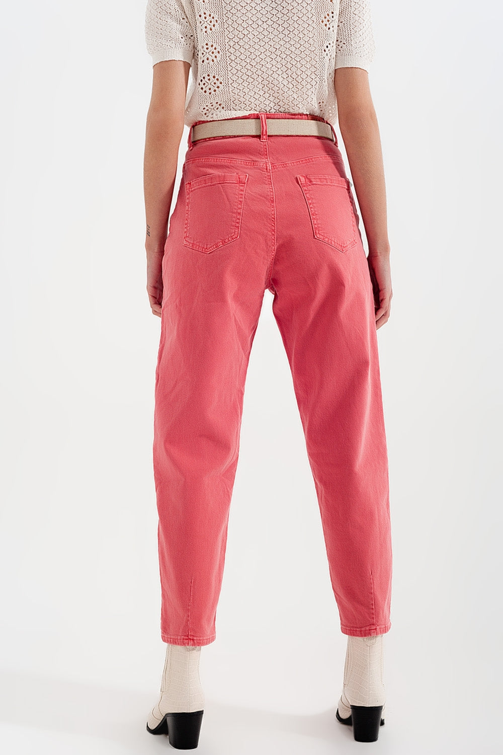 Vaqueros mom en color rosa de talle alto con pinzas en la parte delantera Q2