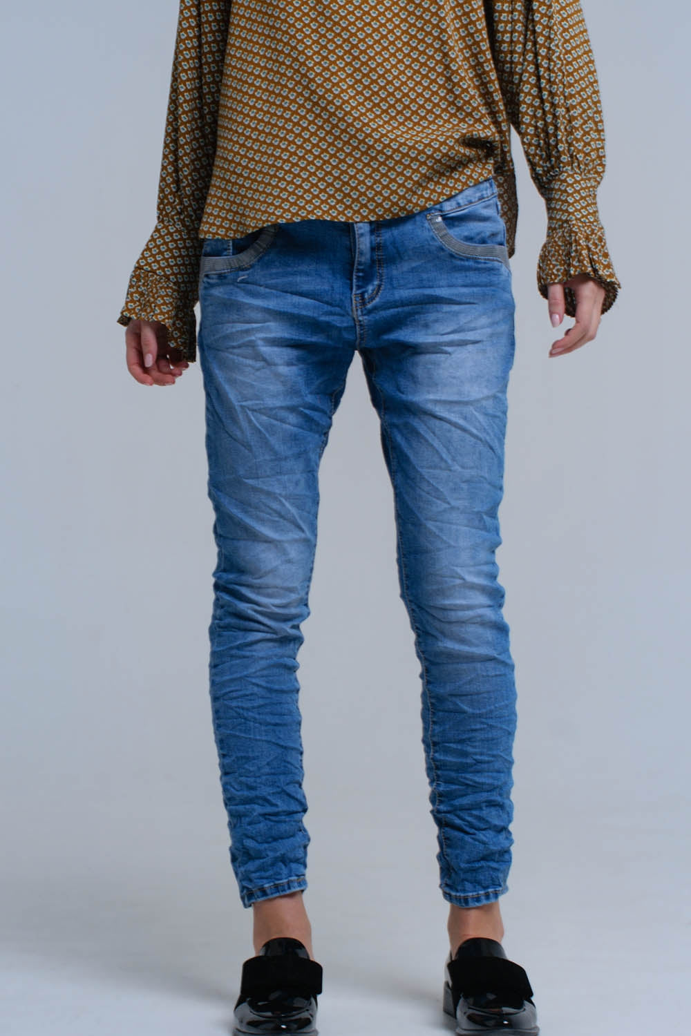Vaqueros pitillo azules con detalles de lentejuelas Q2