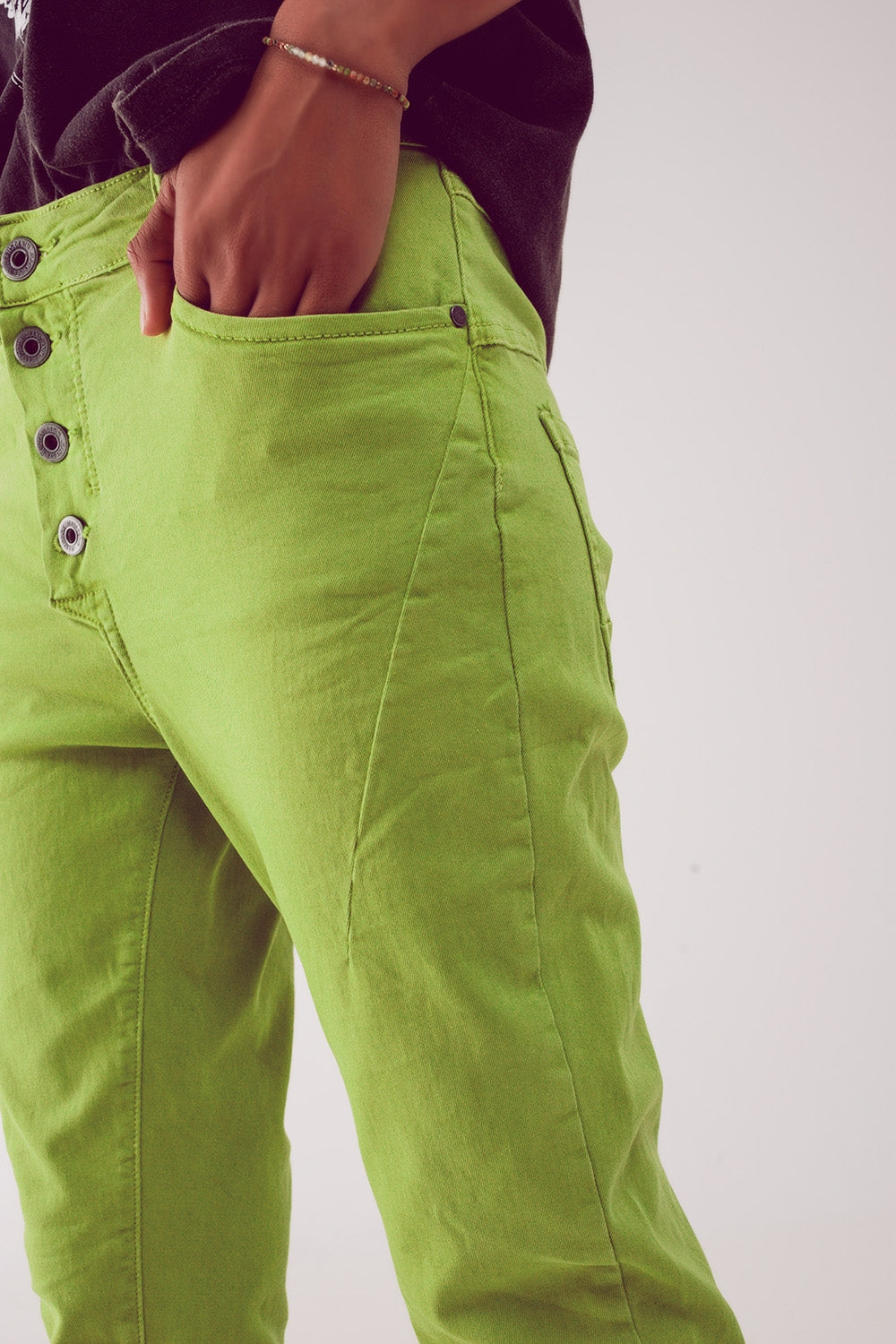 Vaqueros pitillo color verde con botones a la vista Q2