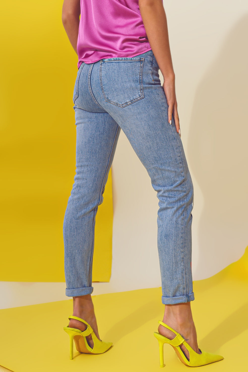 Vaqueros pitillo con detalle de mariposa en lavado azul claro Q2