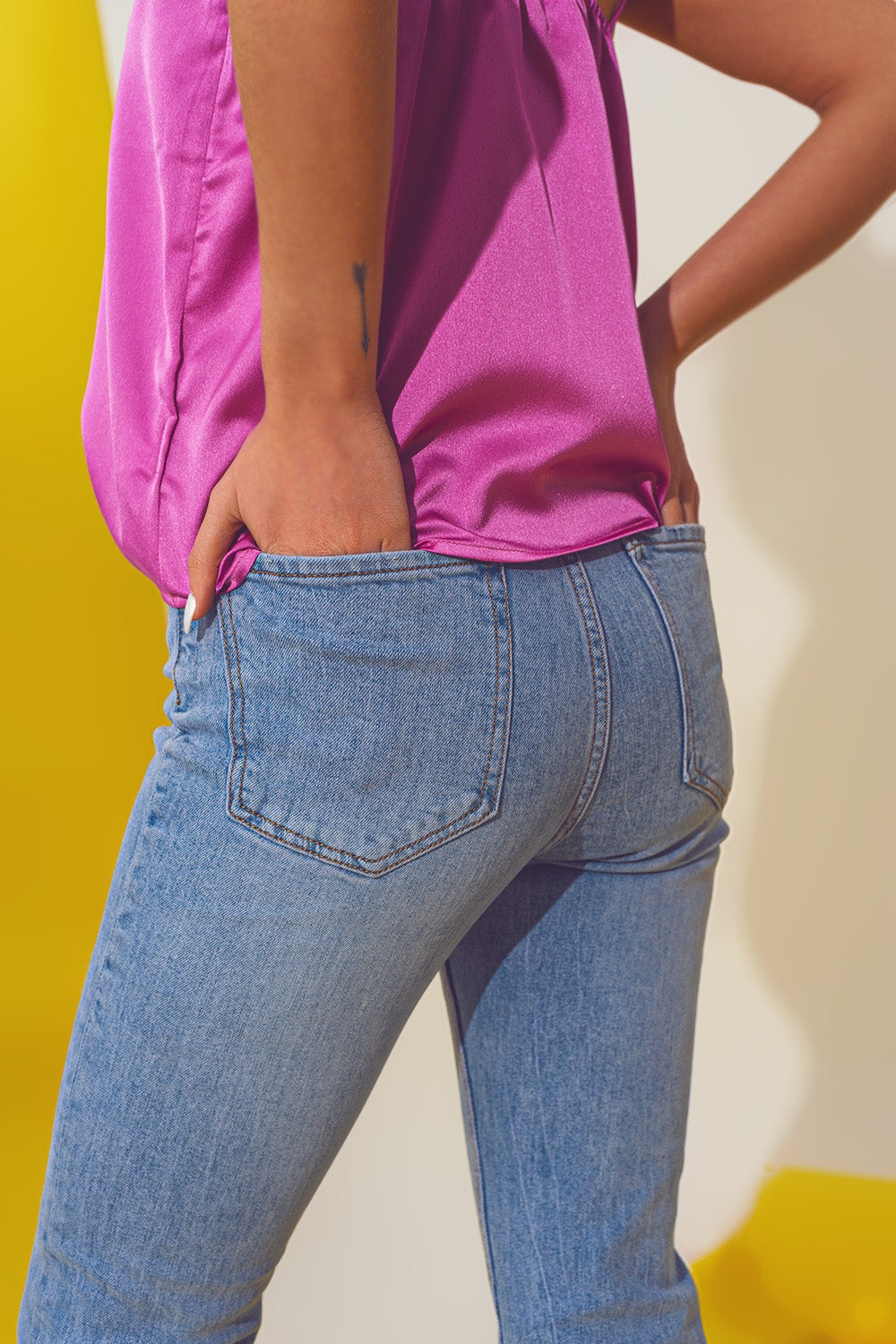 Vaqueros pitillo con detalle de mariposa en lavado azul claro Q2