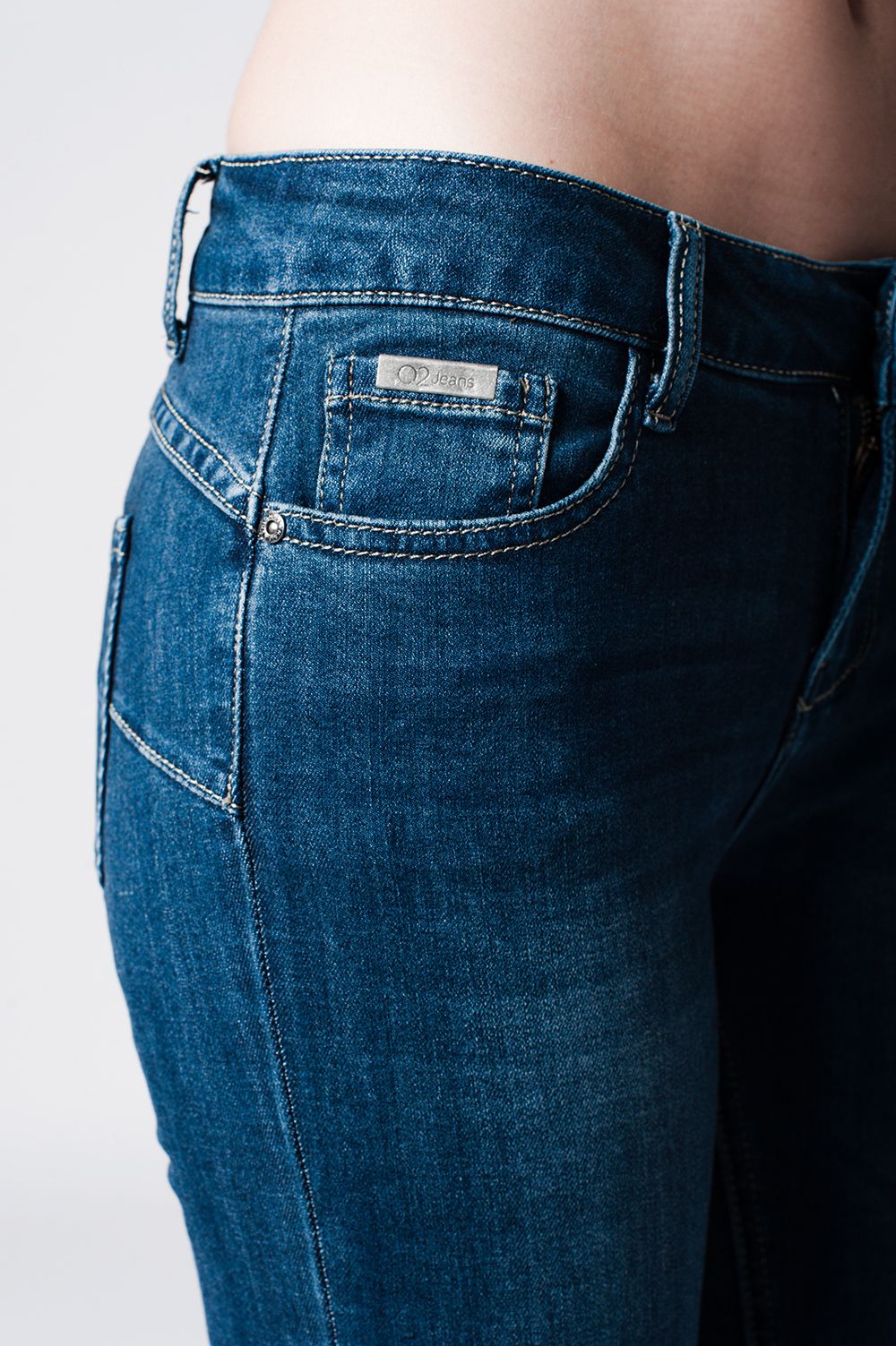 Vaqueros pitillo de talle bajo en denim oscuro Q2