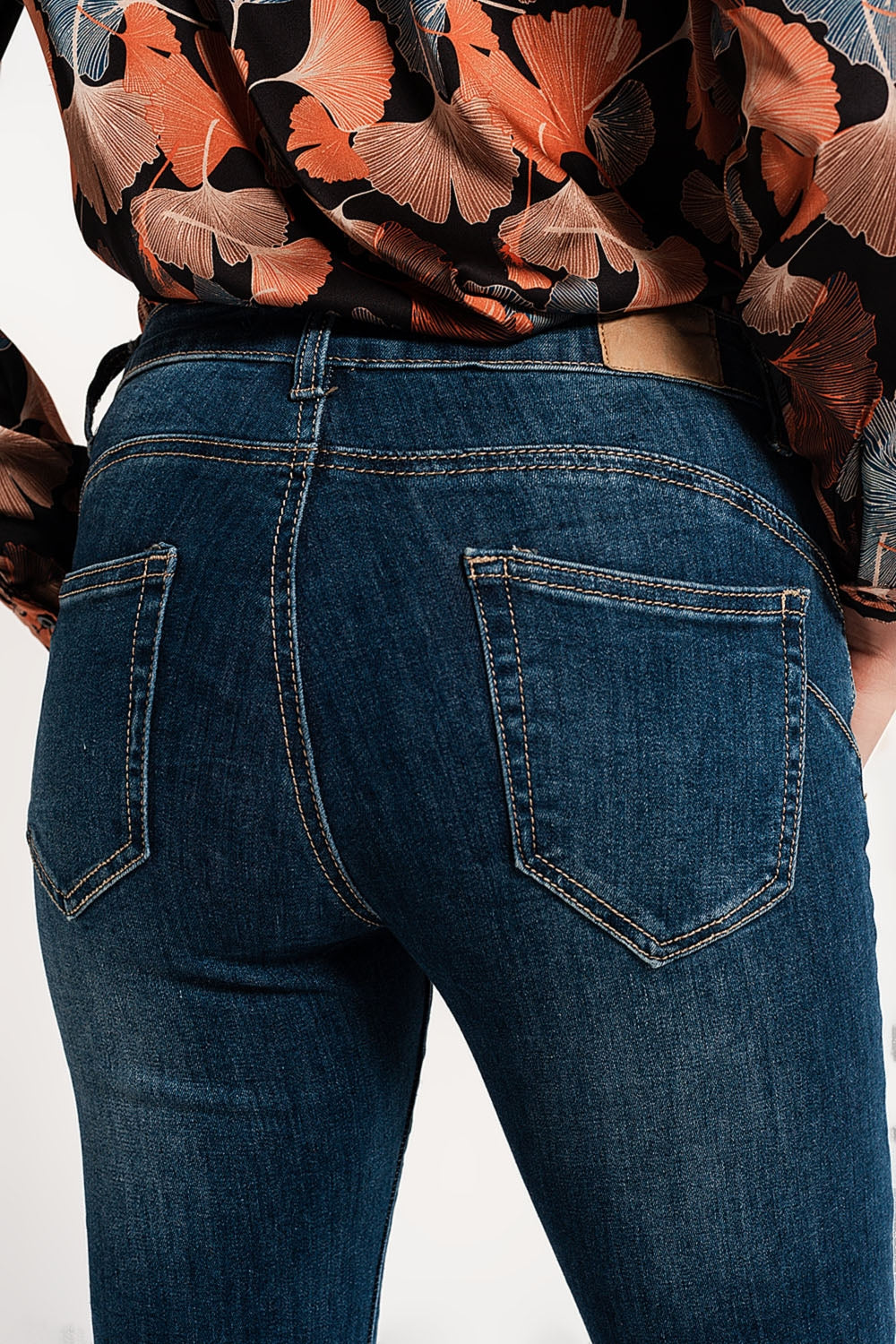 Vaqueros push up azul medio lavados elásticos de corte pitillo Q2