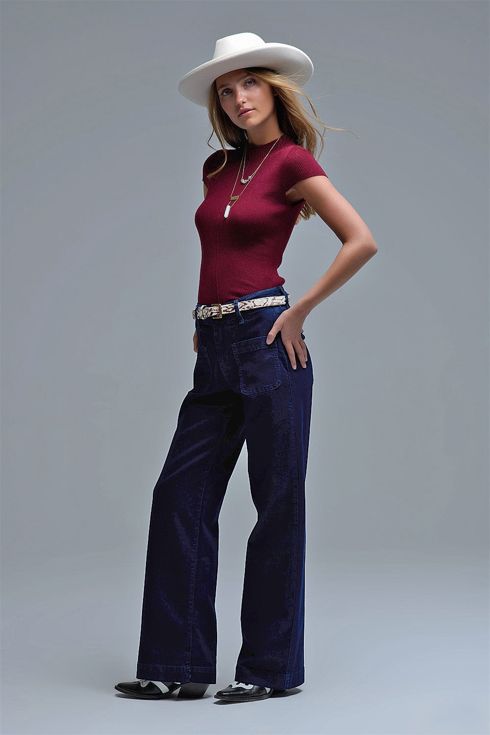 Vaqueros rectos marinos con detalle de bolsillo en azul oscuro Q2