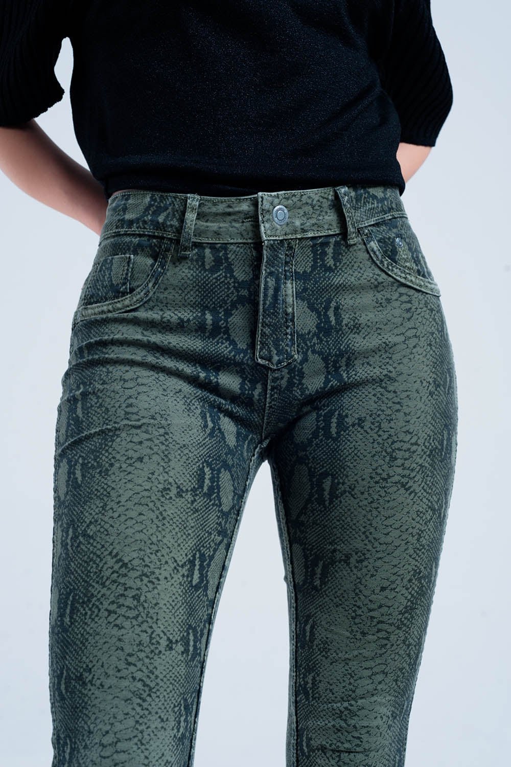 Vaqueros reversibles verdes con estampado de serpiente Q2