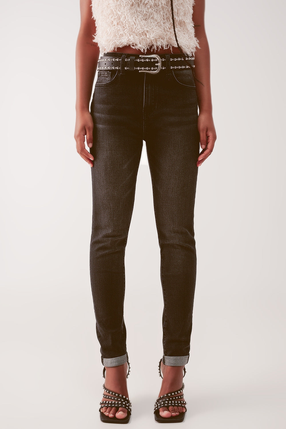 Q2 Vaqueros skinny en negro deslavado con cintura alta