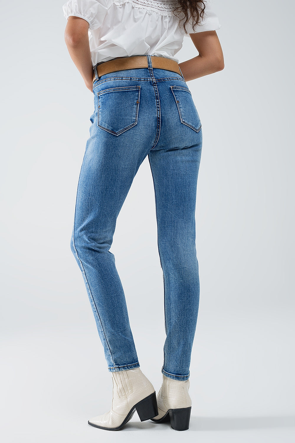 Vaqueros super ajustados en denim elástico con detalles desgastados Q2