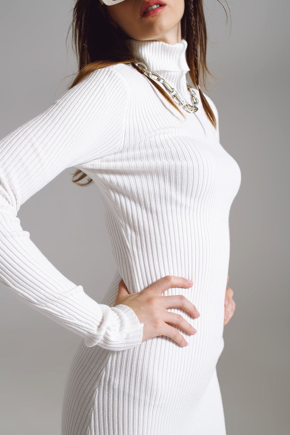 Vestido ajustado de punto con cuello de tortuga en blanco Q2