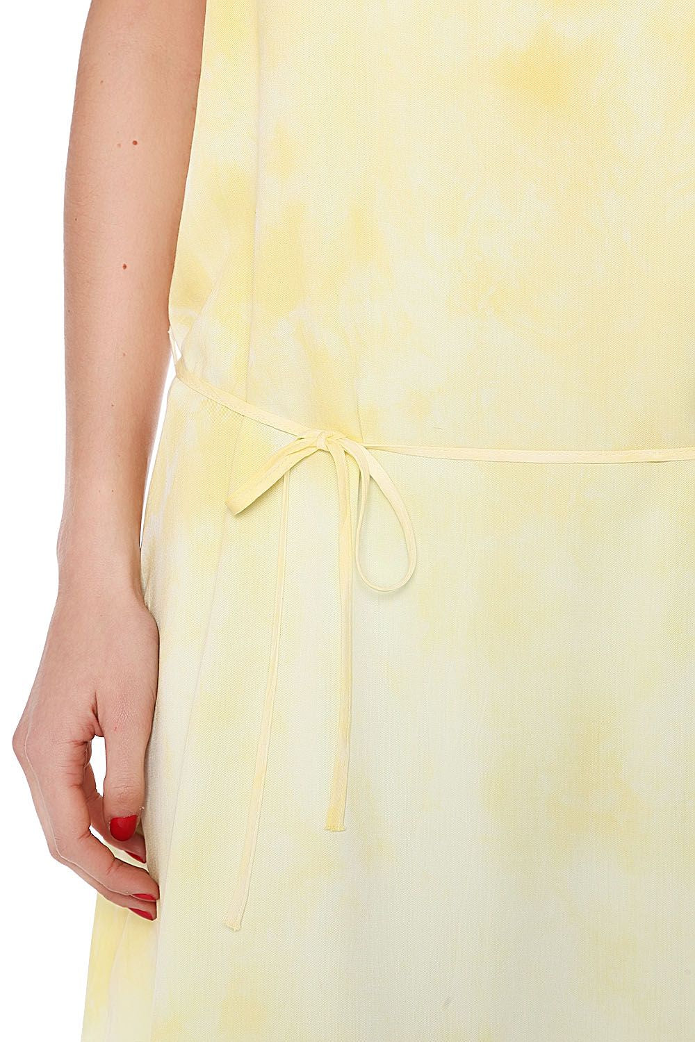 Vestido amarillo con espalda baja y tirantes finos Q2