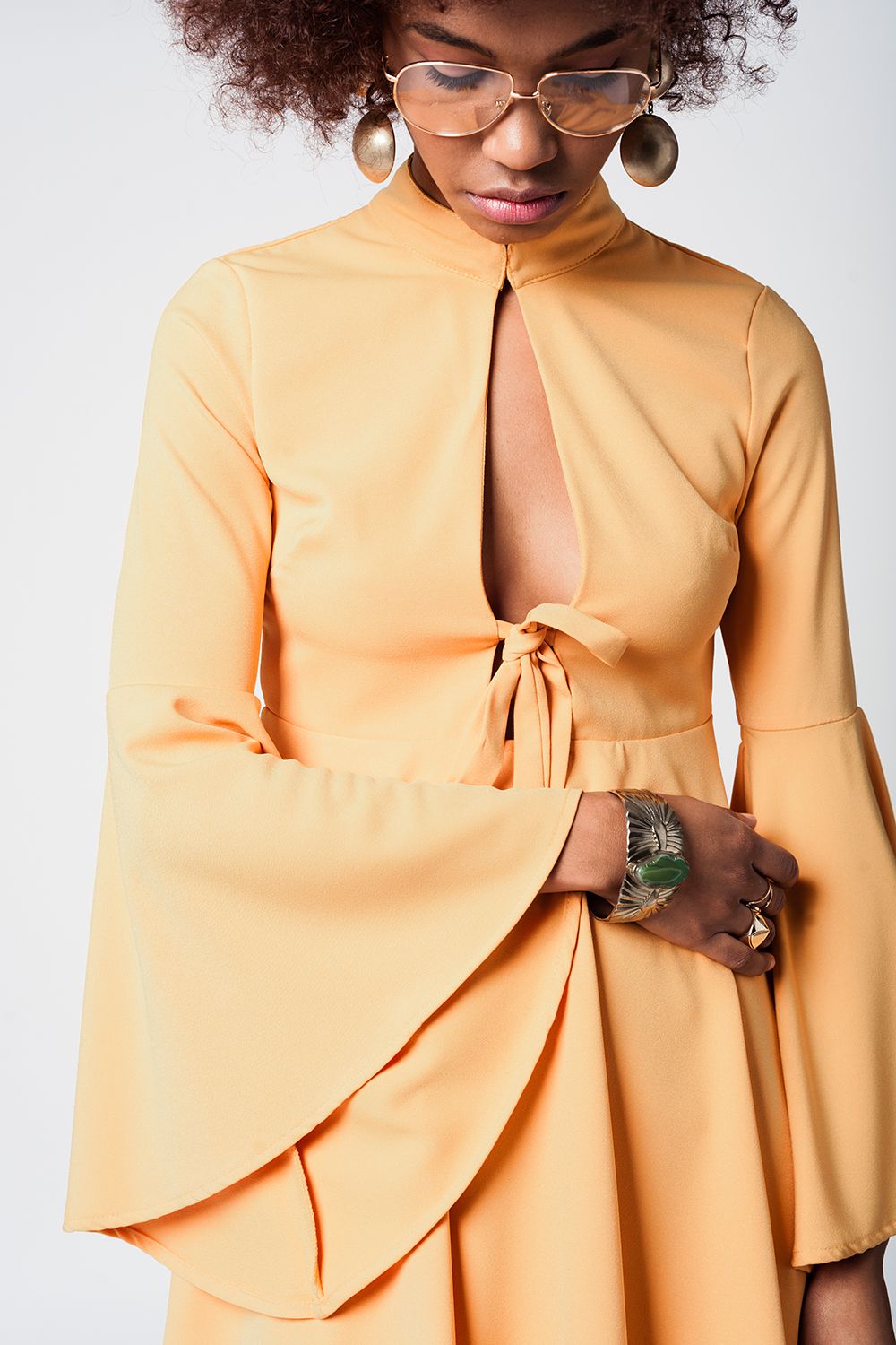 Vestido amarillo con manga volante y escotados Q2