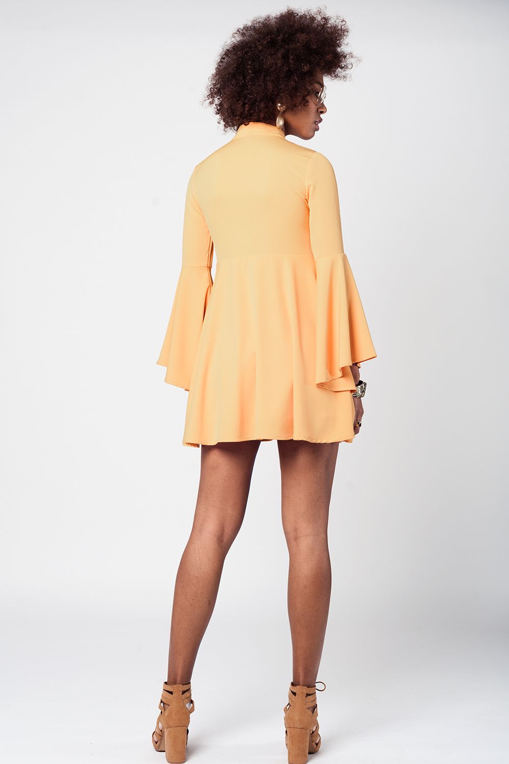Vestido amarillo con manga volante y escotados Q2