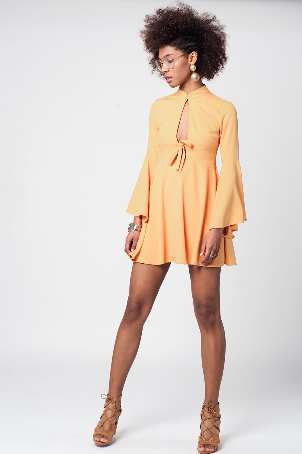 Vestido amarillo con manga volante y escotados Q2