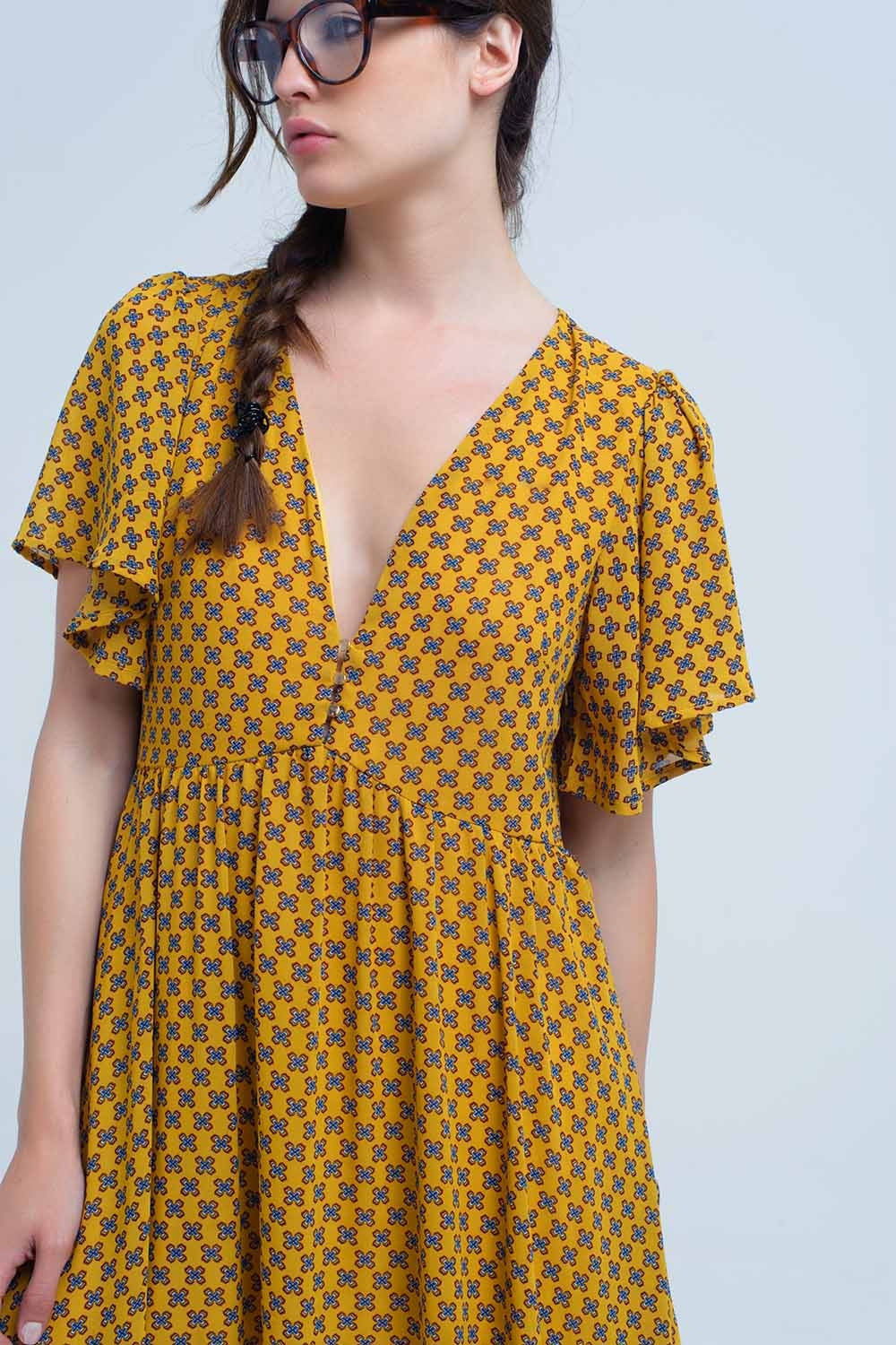 Vestido amarillo con vuelo y estampado geometrico Q2