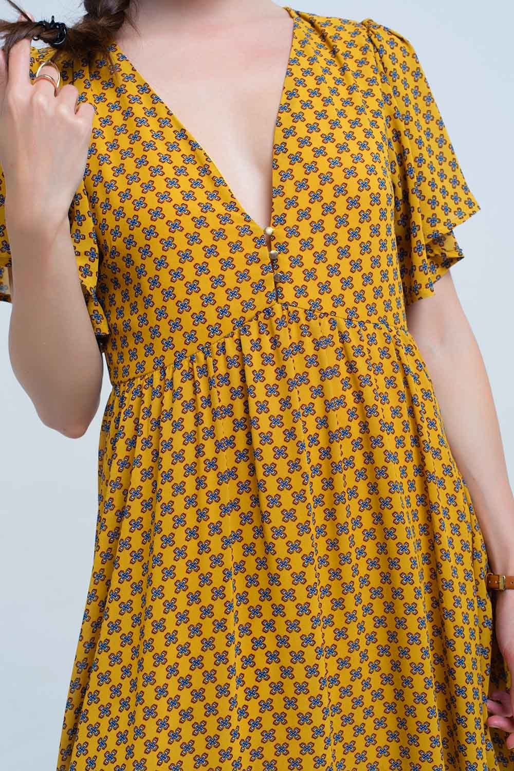 Vestido amarillo con vuelo y estampado geometrico Q2