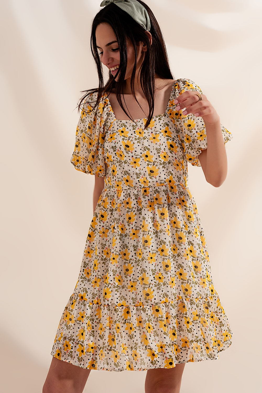 Vestido amplio amarillo con mangas abullonadas Q2