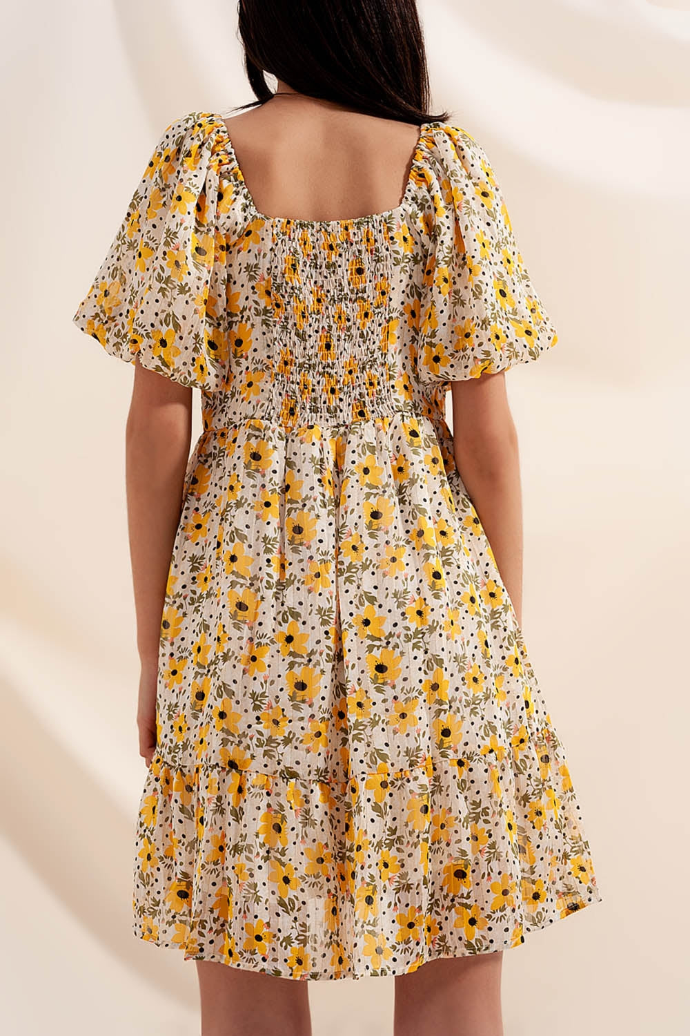 Vestido amplio amarillo con mangas abullonadas Q2