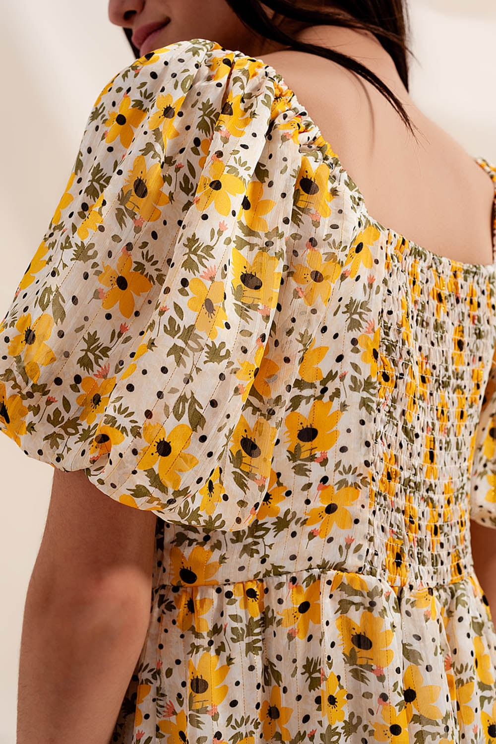 Vestido amplio amarillo con mangas abullonadas Q2