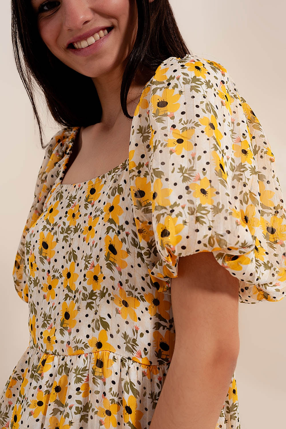 Vestido amplio amarillo con mangas abullonadas Q2
