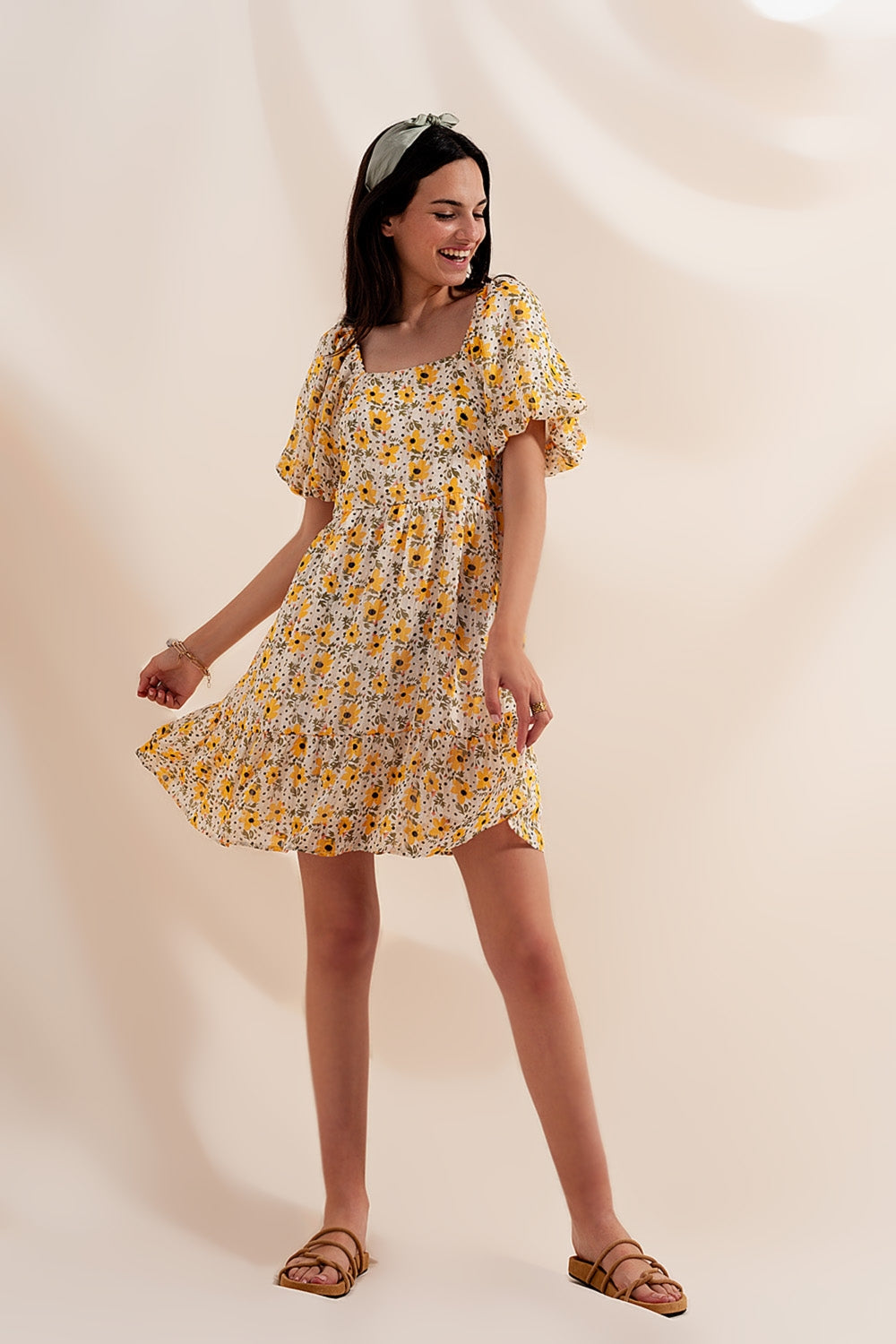 Vestido amplio amarillo con mangas abullonadas Q2