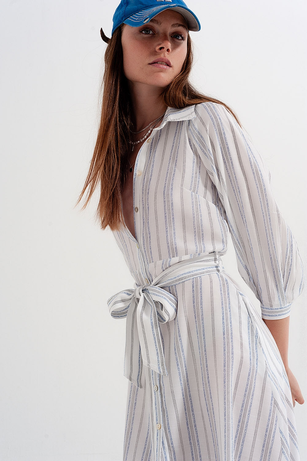 Vestido amplio con botones y diseño a rayas Q2