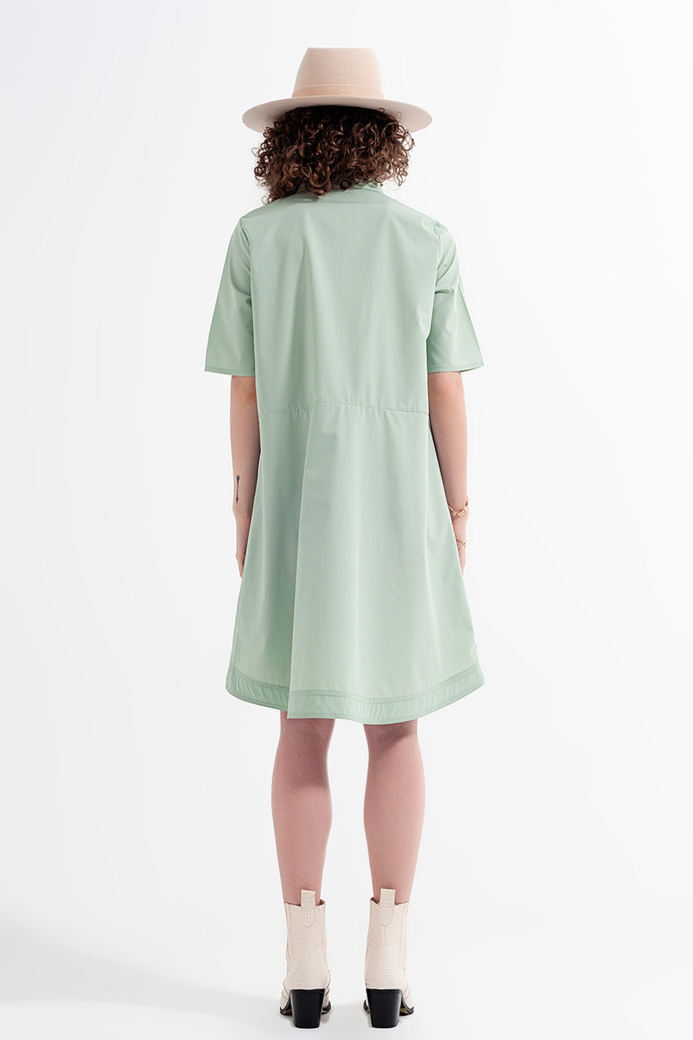 Vestido amplio corto en color verde a capas Q2