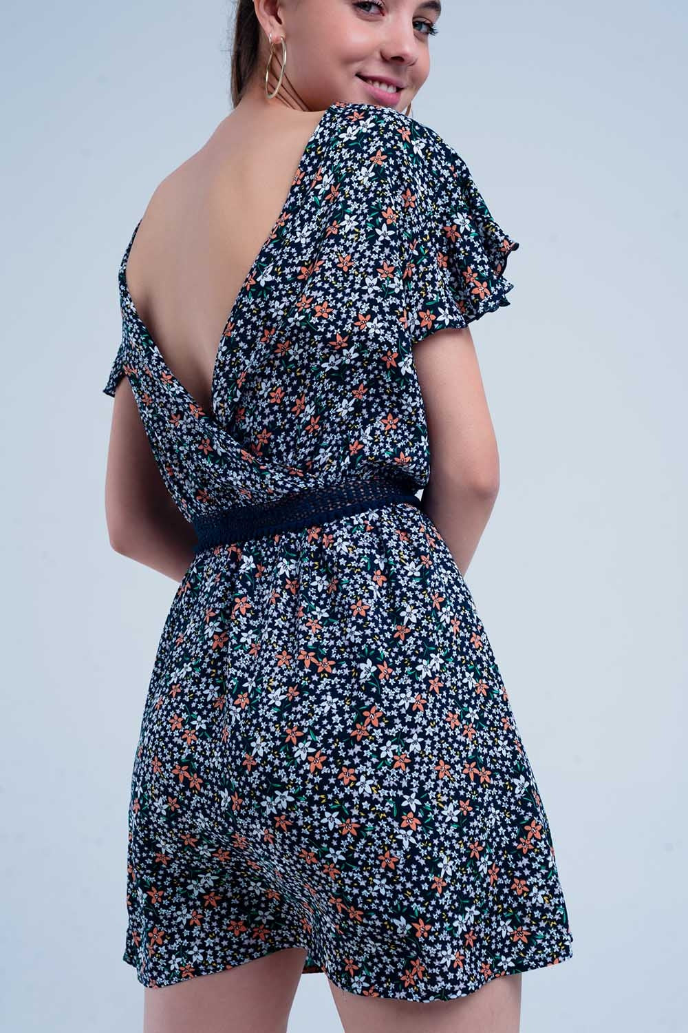 Vestido azul marino con estampado de flores y detalle abierto en la espalda Q2
