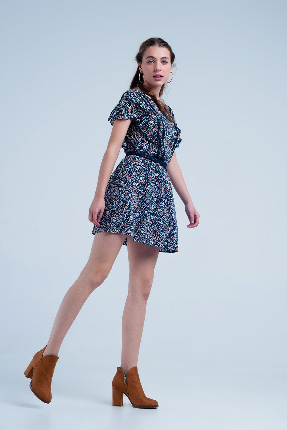 Vestido azul marino con estampado de flores y detalle abierto en la espalda Q2