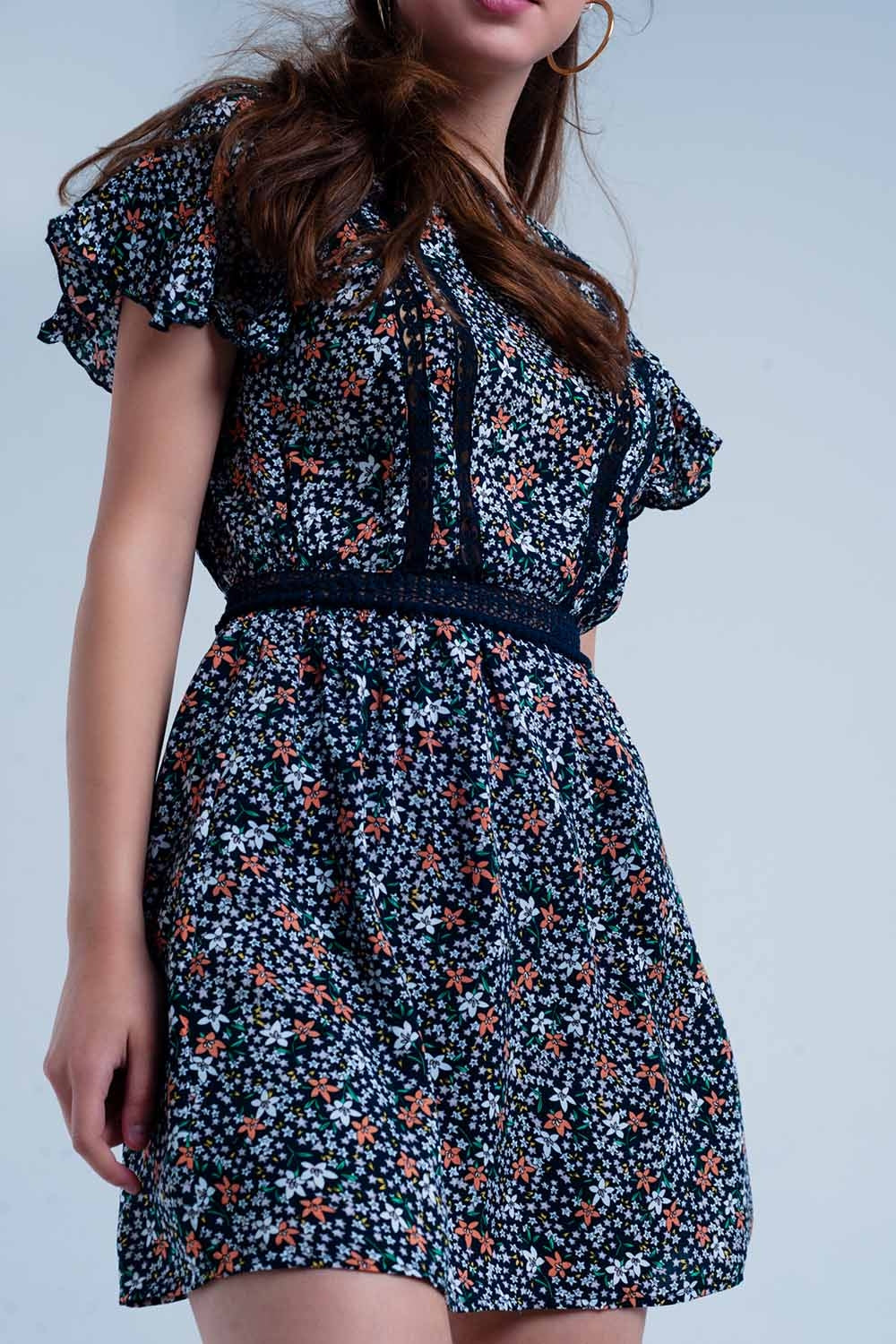 Vestido azul marino con estampado de flores y detalle abierto en la espalda Q2