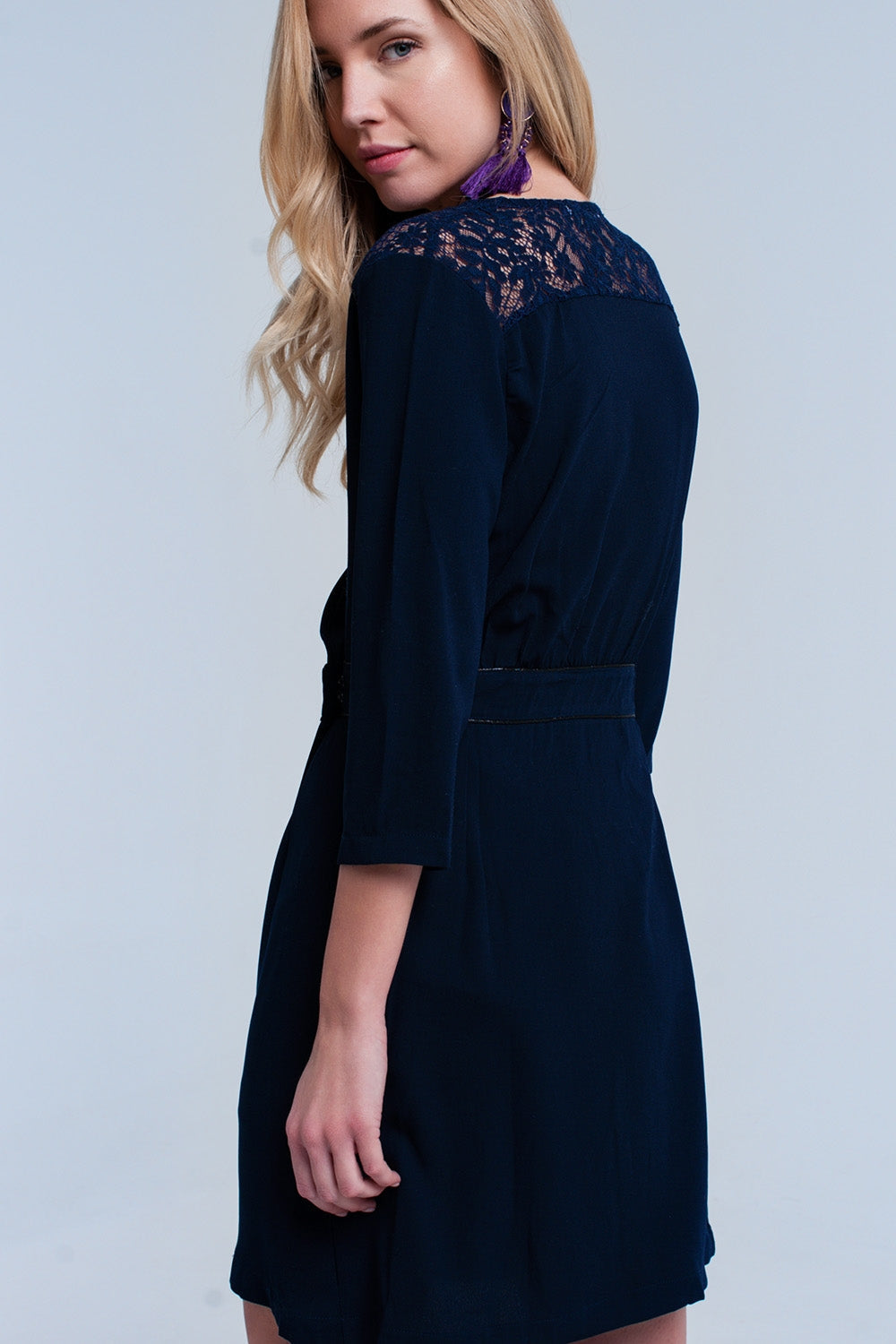 Vestido azul marino cruzado con encaje Q2