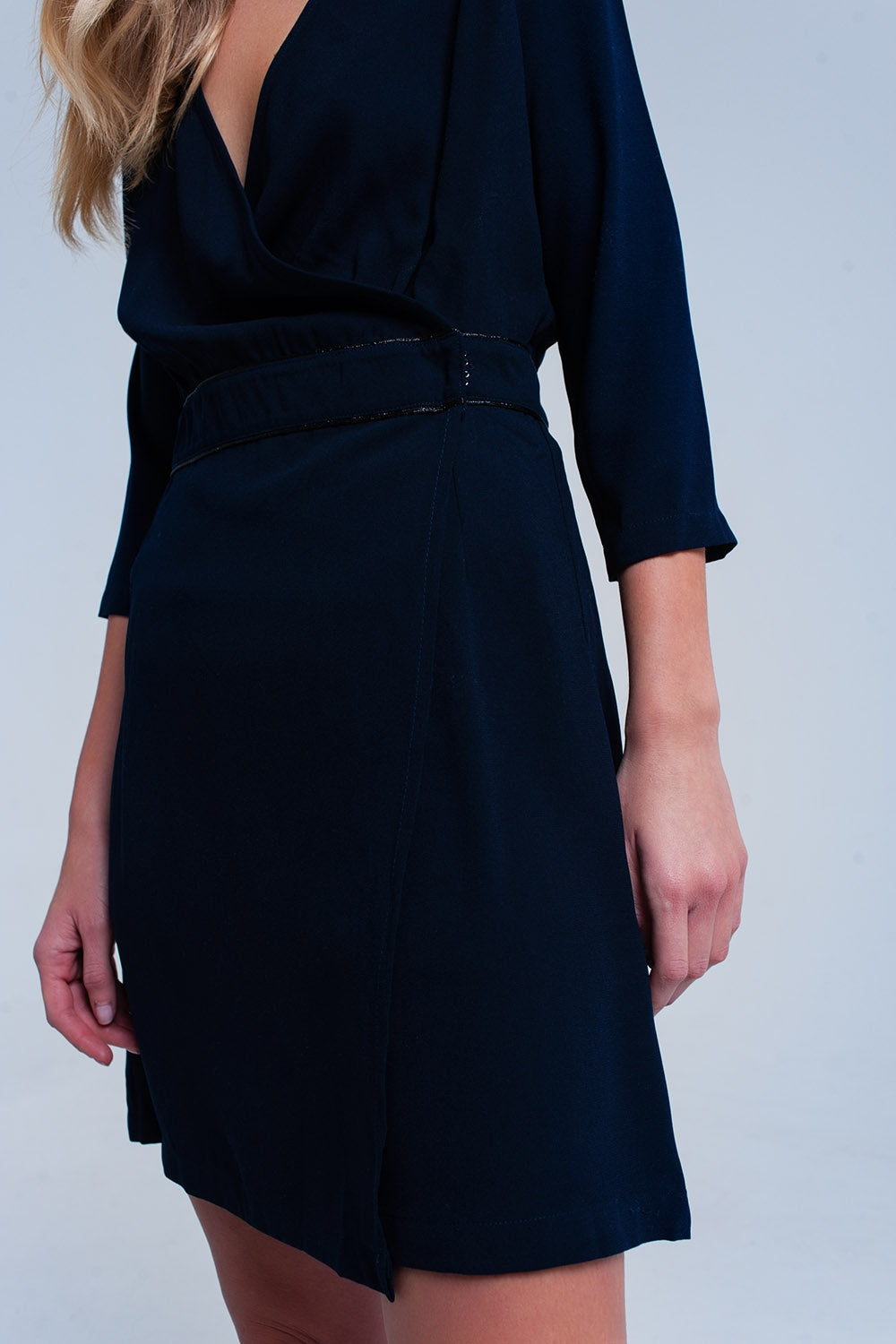 Vestido azul marino cruzado con encaje Q2