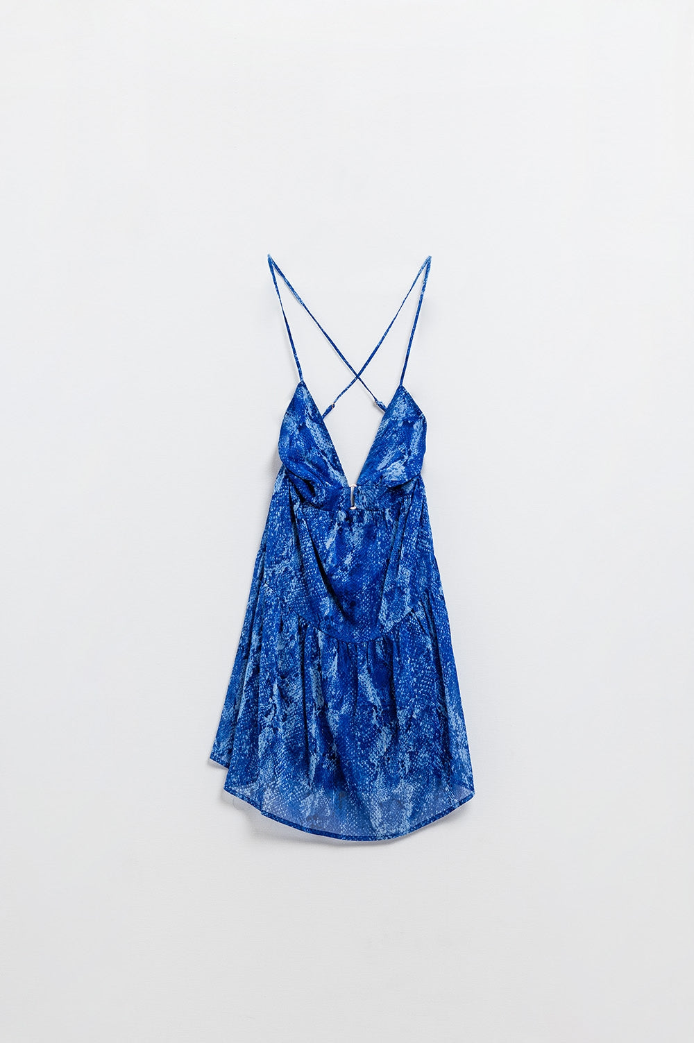 Vestido BabyDoll con escote halter y espalda descubierta en estampado azul serpiente Q2