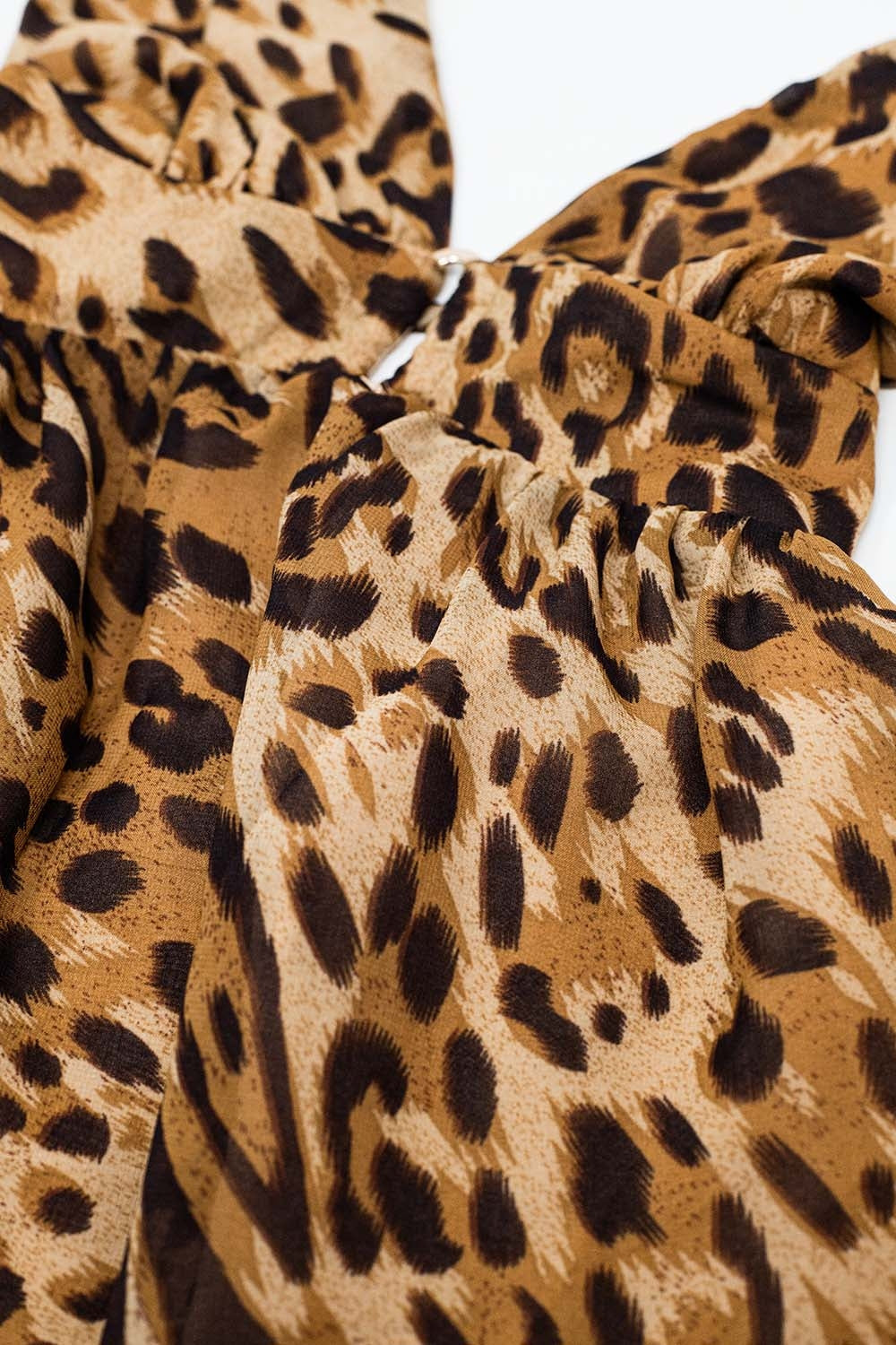 Vestido BabyDoll de gasa con espalda abierta y escote halter en estampado de leopardo Q2