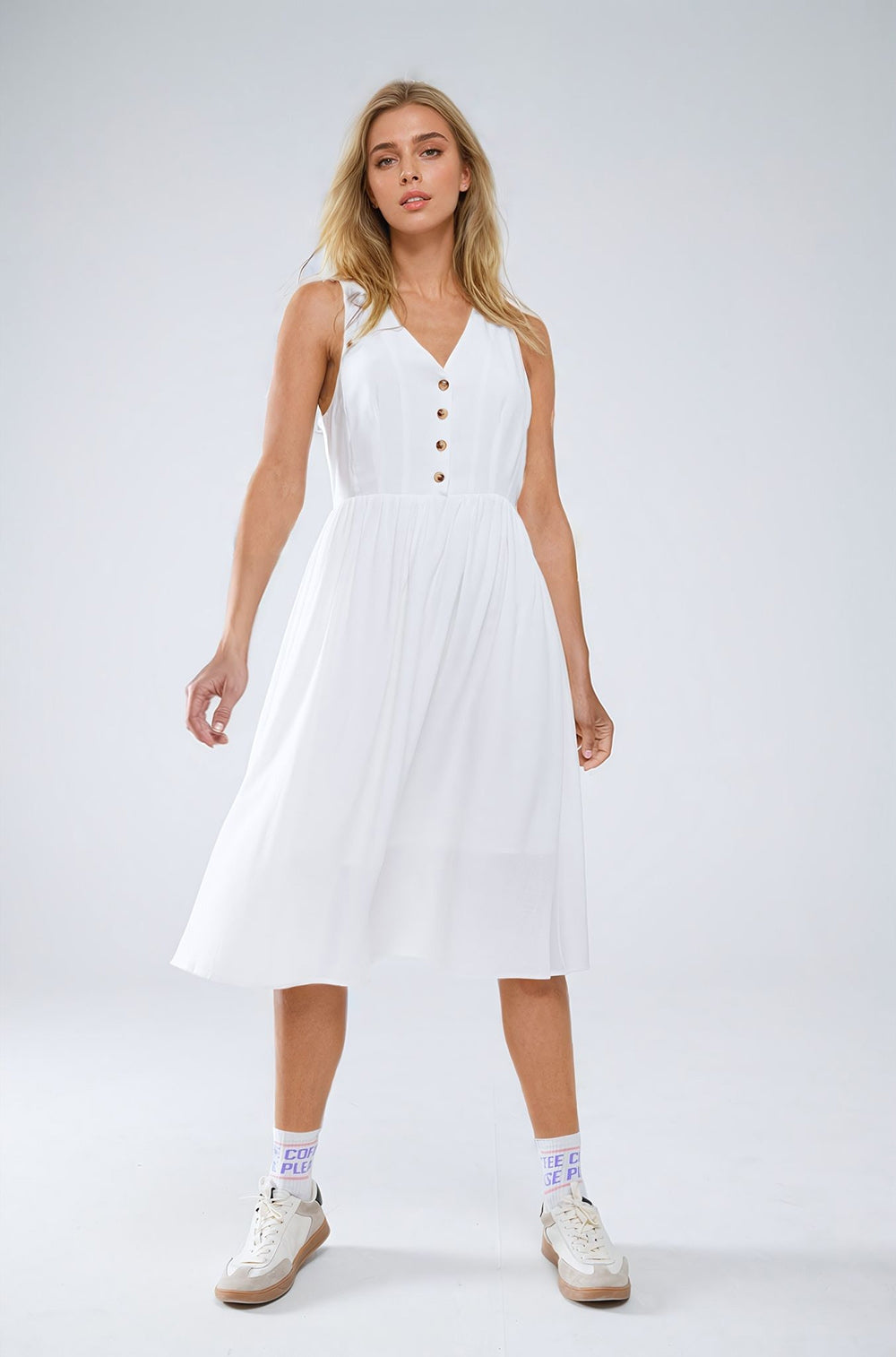 Vestido blanco con detalle de botones Q2