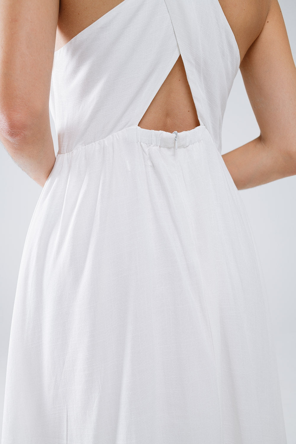 Vestido blanco con detalle de botones Q2