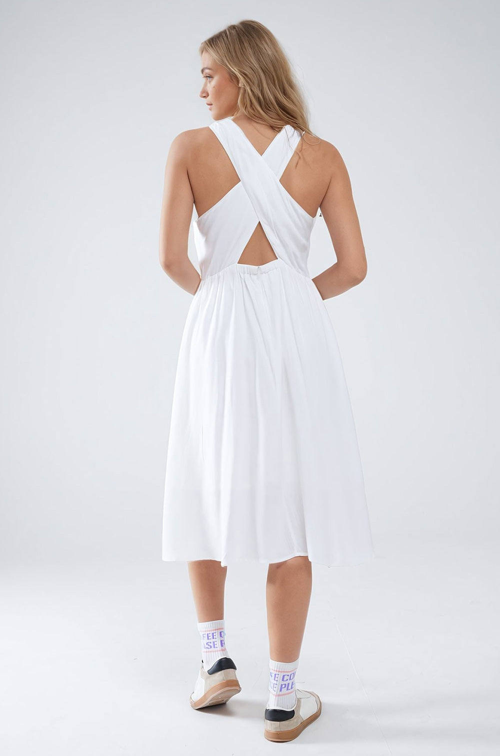 Vestido blanco con detalle de botones Q2