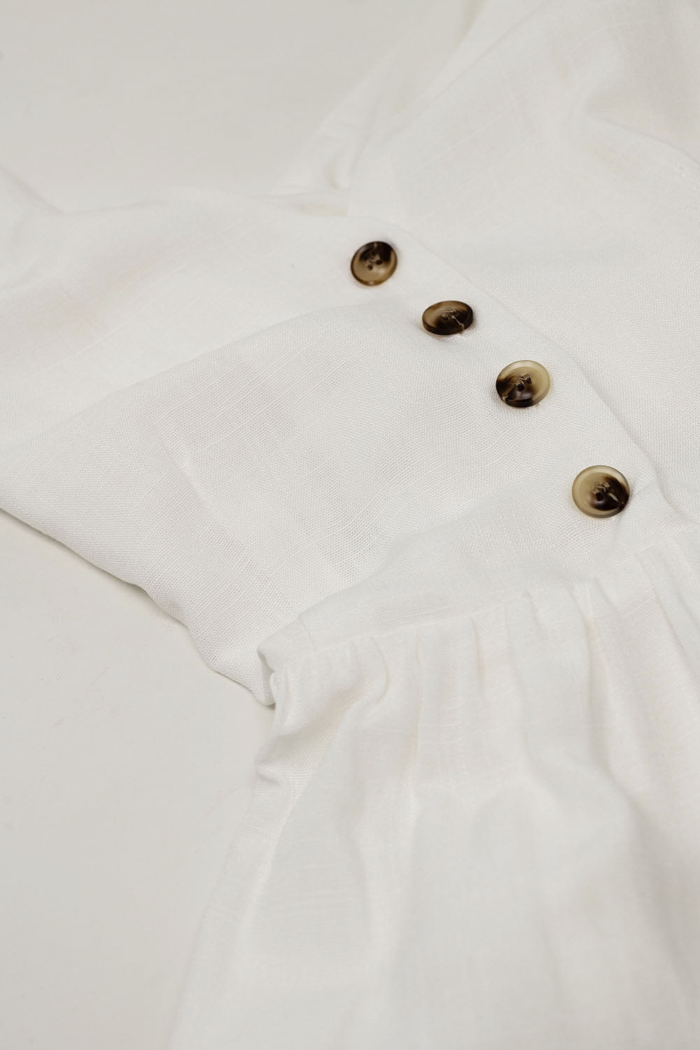 Vestido blanco con detalle de botones Q2