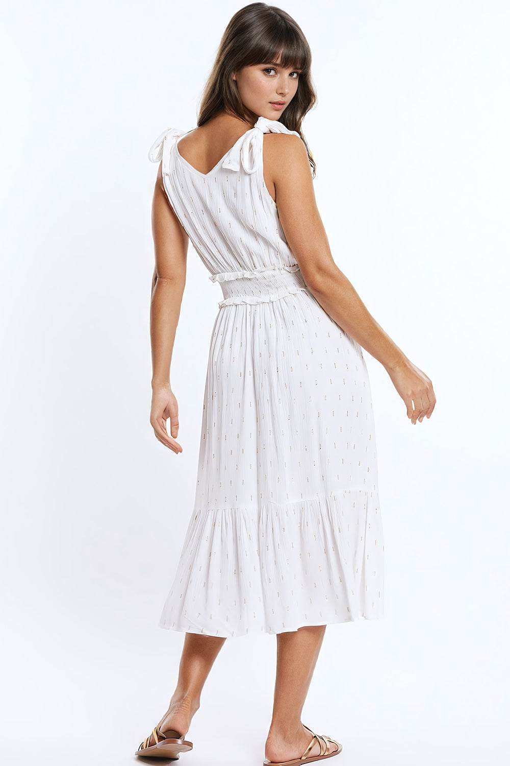 Vestido blanco midi con detalle de smock en la cintura y lunares dorados Q2
