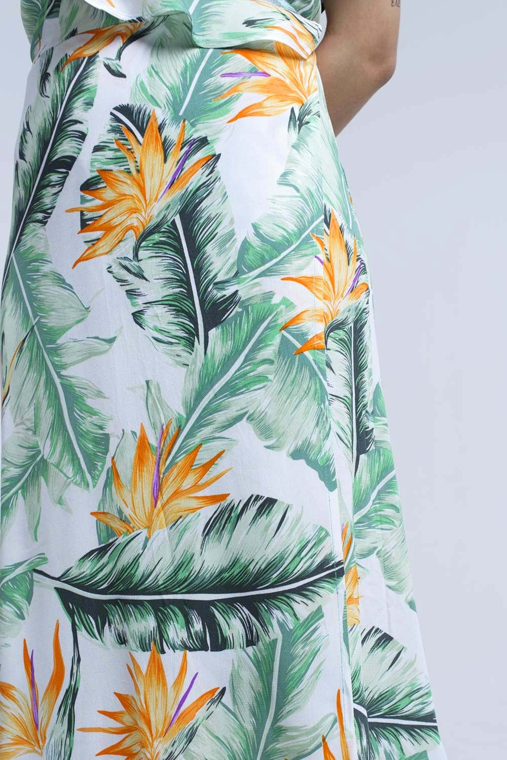 Vestido blanco midi en hojas tropicales Q2