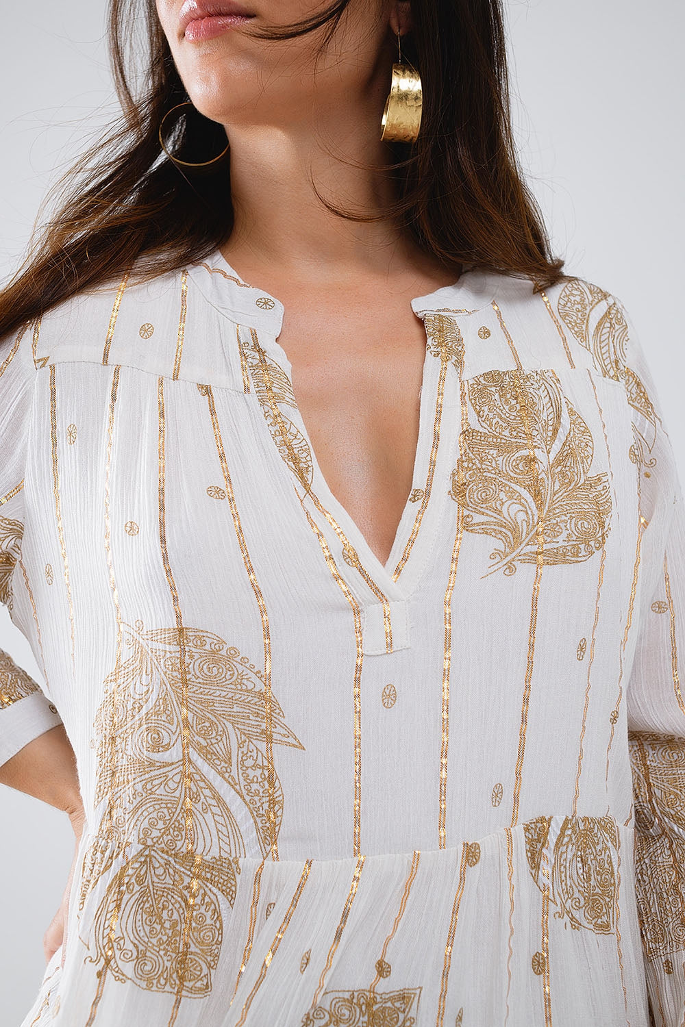Vestido boho de manga larga con estampado de hojas y detalles de lúrex en blanco Q2