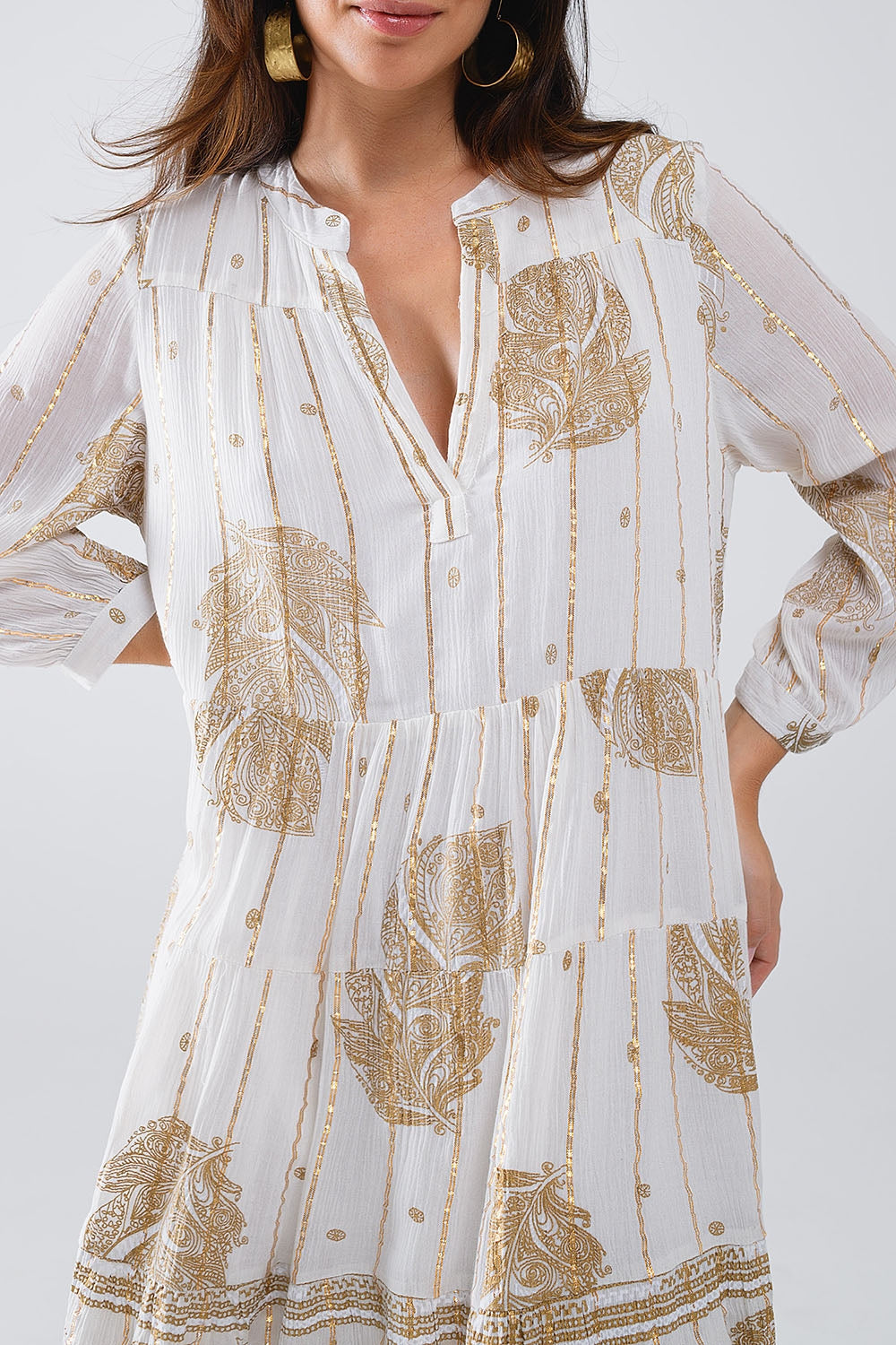Vestido boho de manga larga con estampado de hojas y detalles de lúrex en blanco Q2