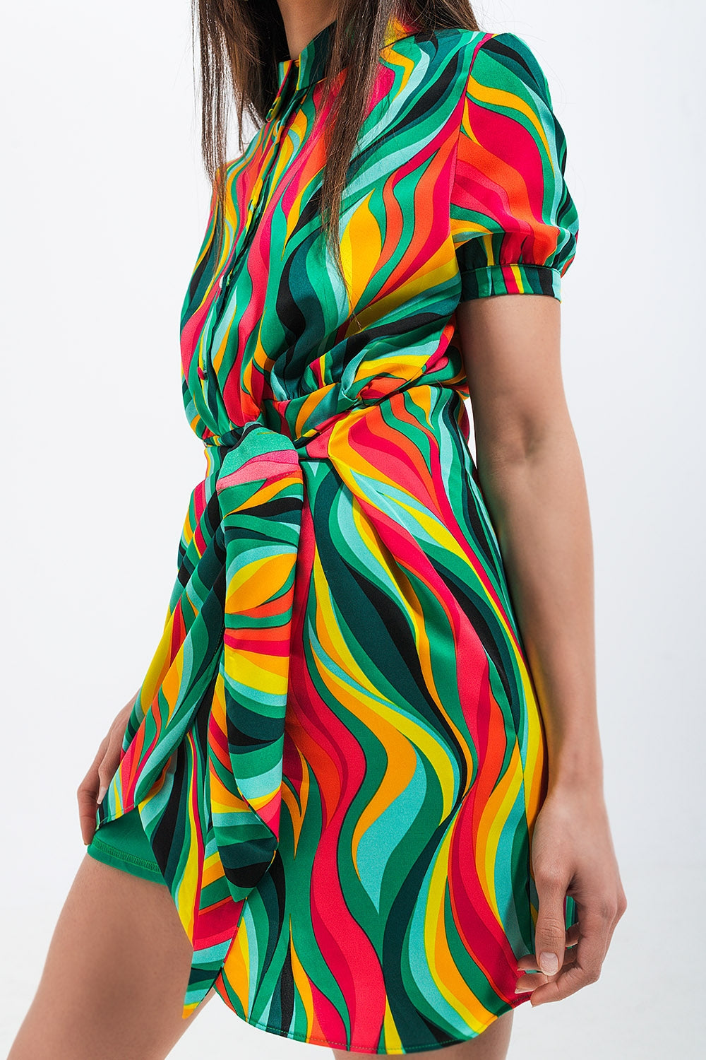 Vestido camisero corto con diseño cruzado y estampado de remolinos Q2